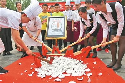 控?zé)熑耸植蛔?北京需更多志愿者加入