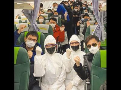 中國(guó)政府包機(jī)接回滯留日本的湖北同胞