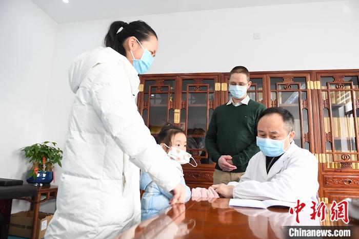 中醫藥頻遭爭議 “兒科圣手”張滌解讀“難以言說的痛”-易網<a href=http://www.jjkd2019.cn/ target=_blank class=infotextkey>健康養生</a>網 中醫藥頻遭爭議 “兒科圣手”張滌解讀“難以言說的痛”