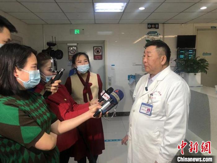 新疆首例使用機器人輔助冠心病介入手術完成-易網健康<a href=http://www.jjkd2019.cn/jkys/ target=_blank class=infotextkey>養(yǎng)生</a>網 新疆首例使用機器人輔助冠心病介入手術完成