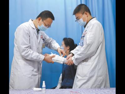 用好醫(yī)?；? 減輕就醫(yī)負(fù)擔(dān)（人民眼·深化醫(yī)保支付方式改革）