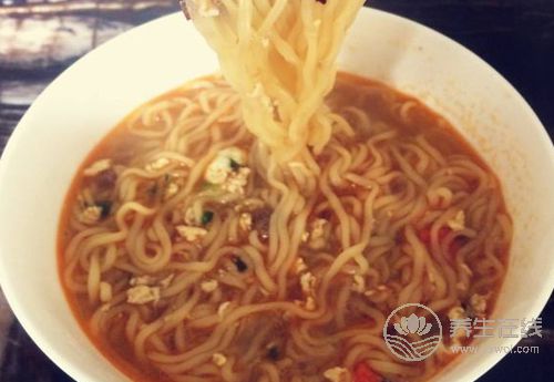 這些食物美味可口，但應(yīng)該少吃