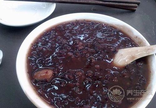 血虛人衰老，常吃這3種食物，撿回漂亮年輕的你