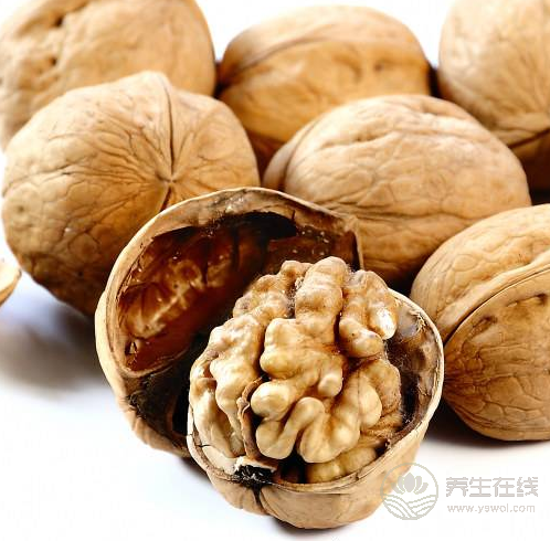 秋季豐收，核桃的營養價值高，但這2種吃法不可取