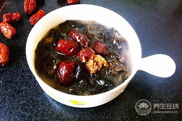 黑木耳紅棗湯 養(yǎng)顏又祛斑-易網(wǎng)健康<a href=http://www.jjkd2019.cn/jkys/ target=_blank class=infotextkey>養(yǎng)生</a>網(wǎng) 黑木耳紅棗湯 養(yǎng)顏又祛斑