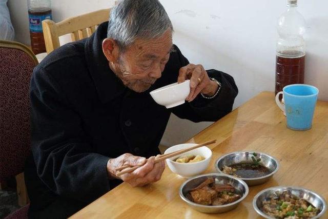 中醫(yī)大師:四十五歲以后,能保證這4件事的人,離長命不容易遠(yuǎn)-易網(wǎng)<a href=http://www.jjkd2019.cn/ target=_blank class=infotextkey>健康養(yǎng)生</a>網(wǎng) 中醫(yī)大師:四十五歲以后,能保證這4件事的人,離長命不容易遠(yuǎn)