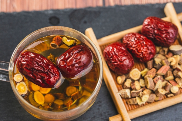 干紅棗助濕還是祛濕 紅棗泡水喝會加重濕氣嗎-易網(wǎng)<a href=http://www.jjkd2019.cn/ target=_blank class=infotextkey>健康養(yǎng)生</a>網(wǎng) 干紅棗助濕還是祛濕 紅棗泡水喝會加重濕氣嗎