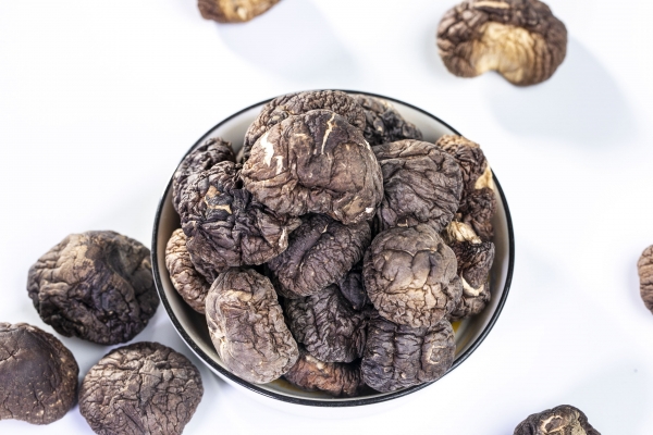 干香菇發(fā)霉了洗了還能吃嗎 干香菇發(fā)霉曬一下還可以吃嗎-易網(wǎng)<a href=http://www.jjkd2019.cn/ target=_blank class=infotextkey>健康養(yǎng)生</a>網(wǎng) 干香菇發(fā)霉了洗了還能吃嗎 干香菇發(fā)霉曬一下還可以吃嗎