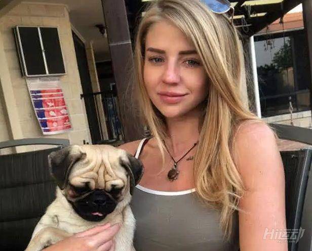 忙中偷閑去健身的小姐姐，21歲擁有S型身材了令人羨慕不已