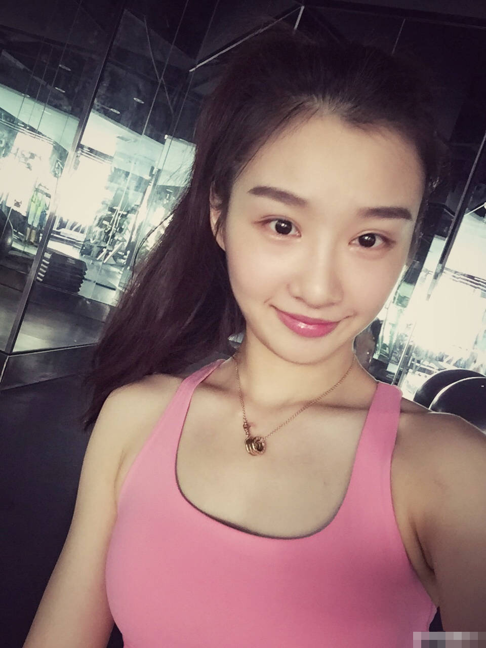 美女緊身衣出鏡 香汗淋漓長(zhǎng)腿逆天