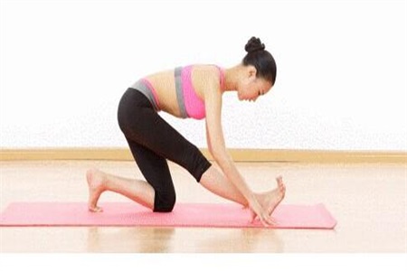 減肥瑜伽動(dòng)作不難練，堅(jiān)持練習(xí)早日瘦身
