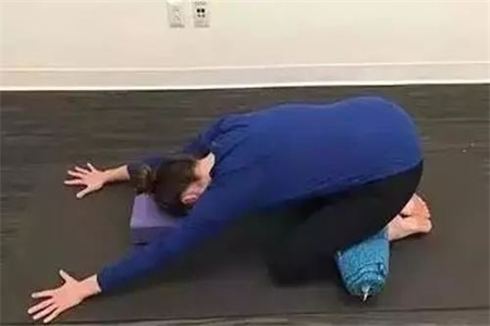 女性練習(xí)瑜伽注意協(xié)調(diào)性，三組瑜伽動作加強力量訓(xùn)練