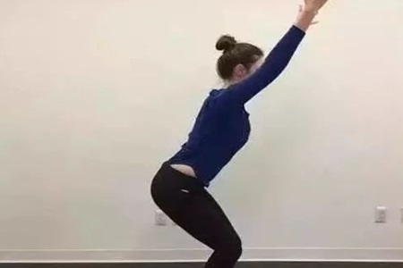 女性練習(xí)瑜伽注意協(xié)調(diào)性，三組瑜伽動作加強力量訓(xùn)練
