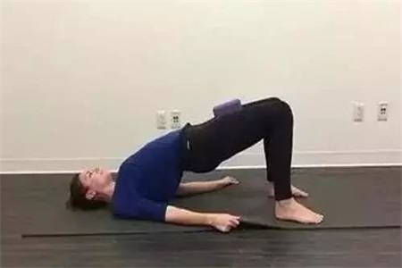 女性練習(xí)瑜伽注意協(xié)調(diào)性，三組瑜伽動作加強力量訓(xùn)練