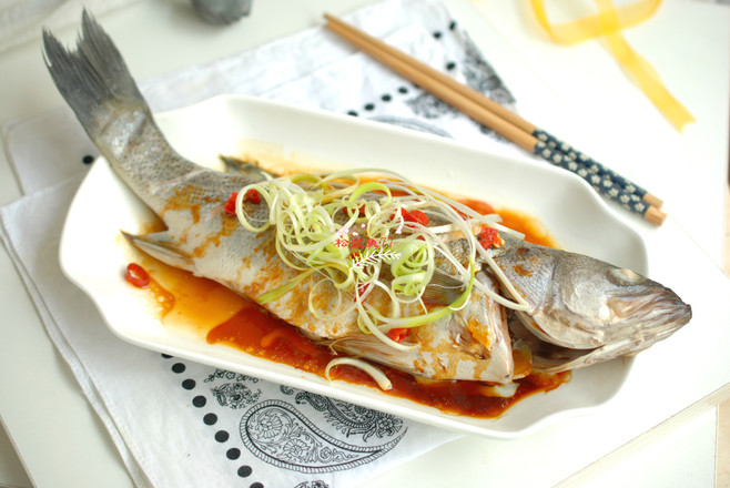 清蒸鱸魚的做法-家常味蒸菜譜-易網健康養生網 清蒸鱸魚的做法-家常味蒸菜譜