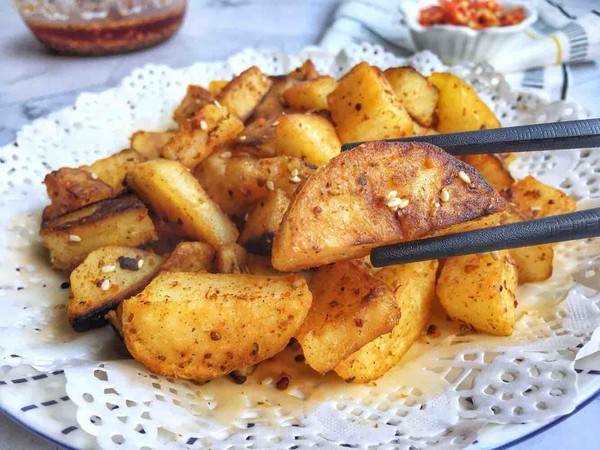 煎土豆的做法-香辣味煎菜譜-易網健康養生網 煎土豆的做法-香辣味煎菜譜