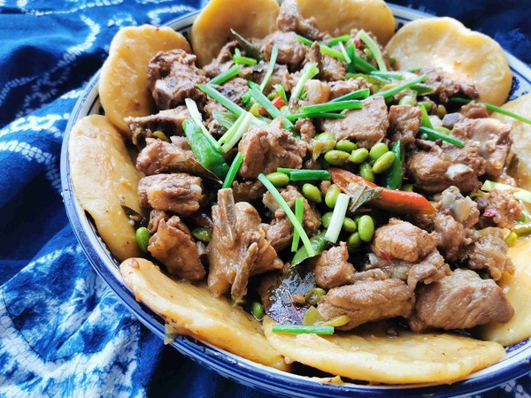 鍋邊饃饃—排骨燒毛豆的做法-家常味燒菜譜