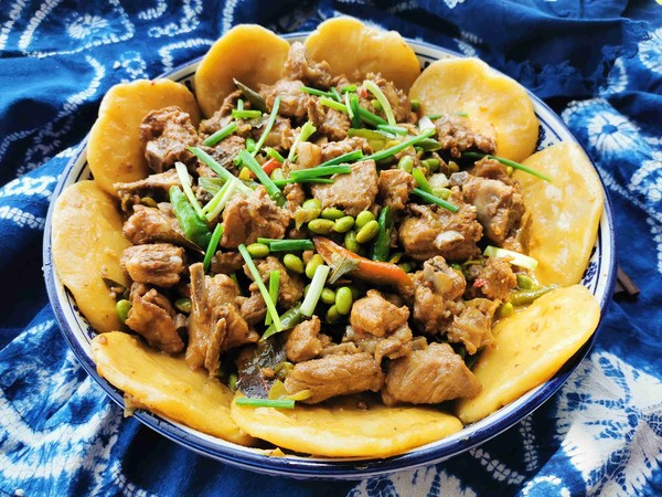 鍋邊饃饃—排骨燒毛豆的做法-家常味燒菜譜