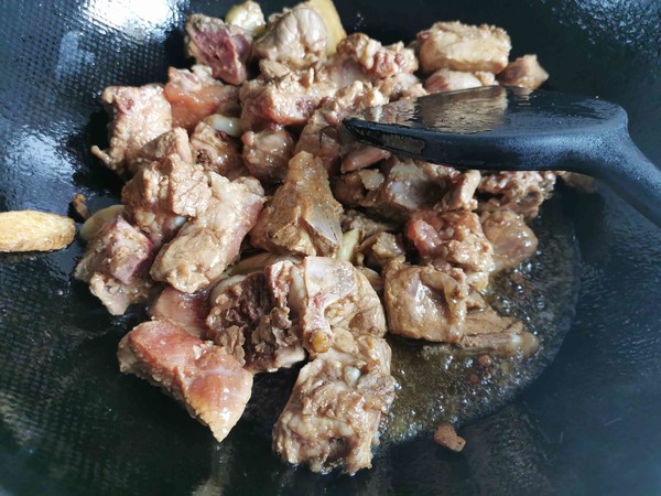 鍋邊饃饃—排骨燒毛豆的做法-家常味燒菜譜
