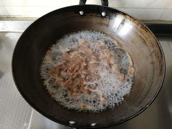 青紅椒土豆燉牛肉的做法-咸鮮味燉菜譜-易網(wǎng)<a href=http://www.jjkd2019.cn/ target=_blank class=infotextkey>健康養(yǎng)生</a>網(wǎng) 青紅椒土豆燉牛肉的做法-咸鮮味燉菜譜