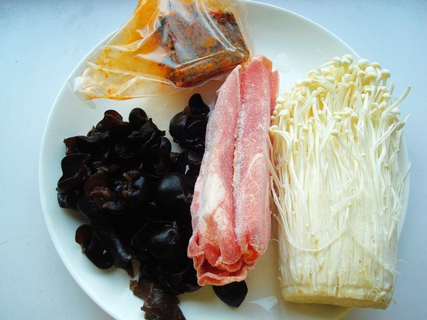麻辣金針肥牛的做法-麻辣味煮菜譜-易網<a href=http://www.jjkd2019.cn/ target=_blank class=infotextkey>健康養生</a>網 麻辣金針肥牛的做法-麻辣味煮菜譜