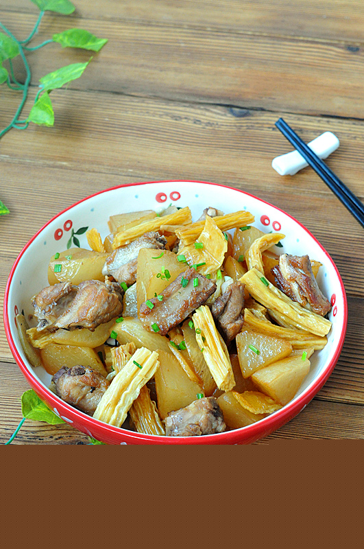 蘿卜腐竹燒排骨的做法-家常味燒菜譜-易網(wǎng)健康養(yǎng)生網(wǎng) 蘿卜腐竹燒排骨的做法-家常味燒菜譜