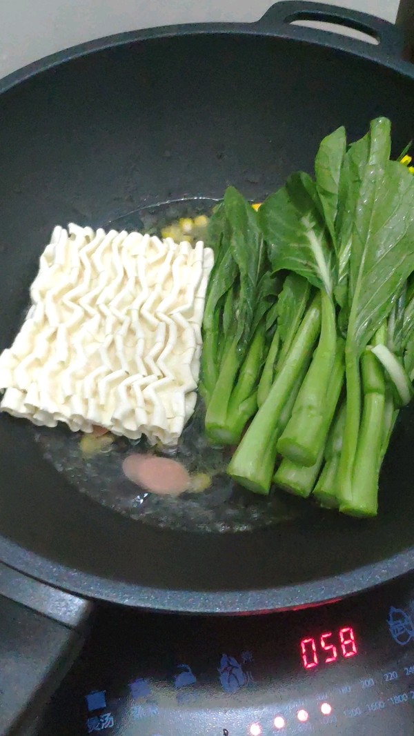 玉米火腿魚(yú)腩湯粉的做法-家常味煮菜譜