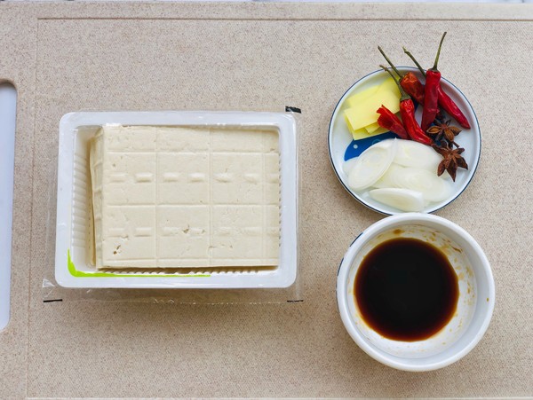 紅燒三角豆腐的做法-家常味炒菜譜-易網<a href=http://www.jjkd2019.cn/ target=_blank class=infotextkey>健康養生</a>網 紅燒三角豆腐的做法-家常味炒菜譜