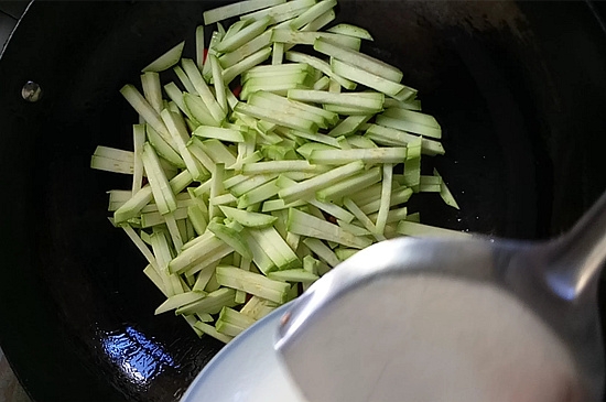 清炒西葫蘆絲的做法-家常味炒菜譜