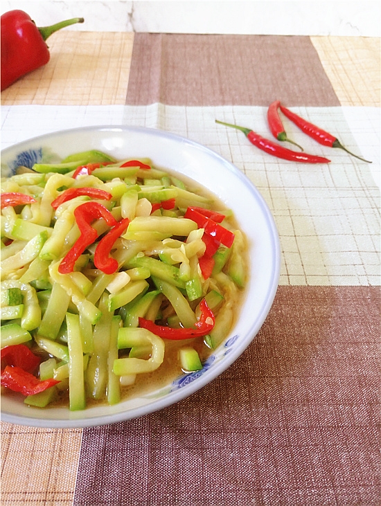清炒西葫蘆絲的做法-家常味炒菜譜-易網健康養生網 清炒西葫蘆絲的做法-家常味炒菜譜
