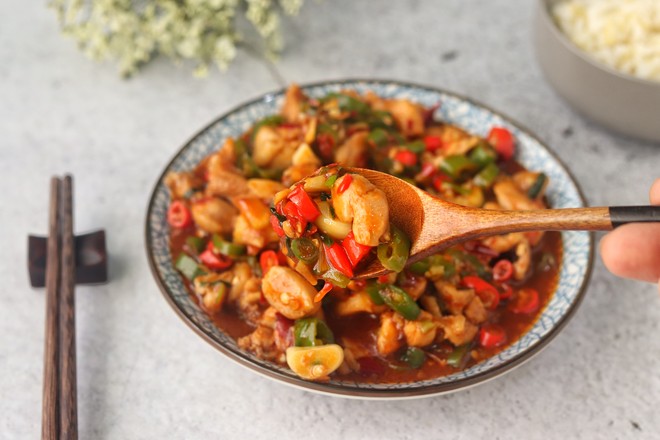 雙椒辣子雞丁的做法-香辣味炒菜譜-易網健康養生網 雙椒辣子雞丁的做法-香辣味炒菜譜