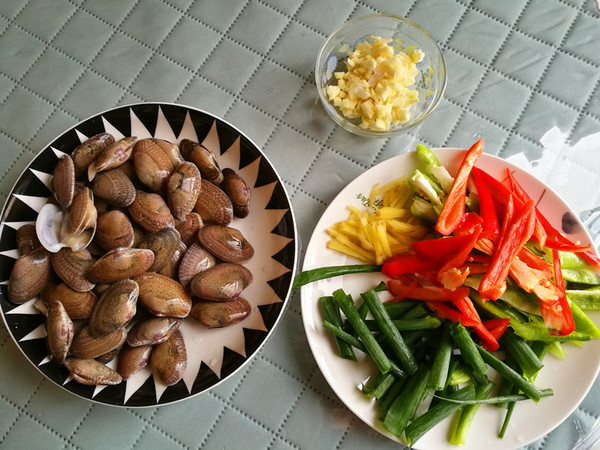 雙椒炒花甲的做法-咸鮮味炒菜譜-易網<a href=http://www.jjkd2019.cn/ target=_blank class=infotextkey>健康養生</a>網 雙椒炒花甲的做法-咸鮮味炒菜譜