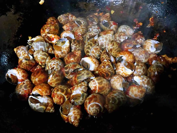 彩椒辣醬炒花螺的做法-香辣味炒菜譜-易網(wǎng)健康養(yǎng)生網(wǎng) 彩椒辣醬炒花螺的做法-香辣味炒菜譜