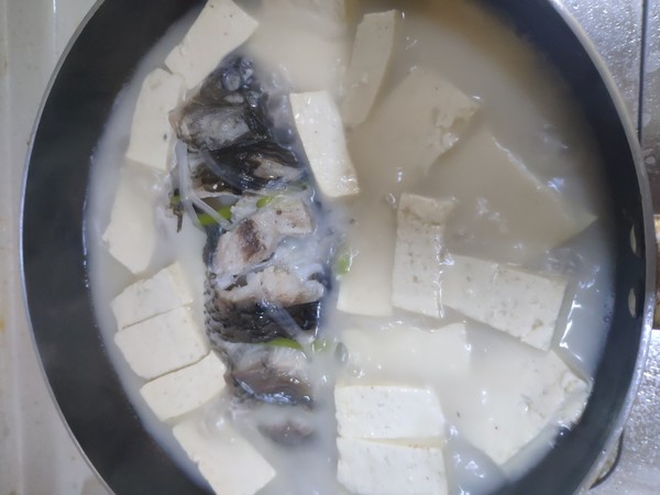 奶白鯽魚(yú)豆腐湯的做法-咸鮮味燉菜譜-易網(wǎng)健康養(yǎng)生網(wǎng) 奶白鯽魚(yú)豆腐湯的做法-咸鮮味燉菜譜