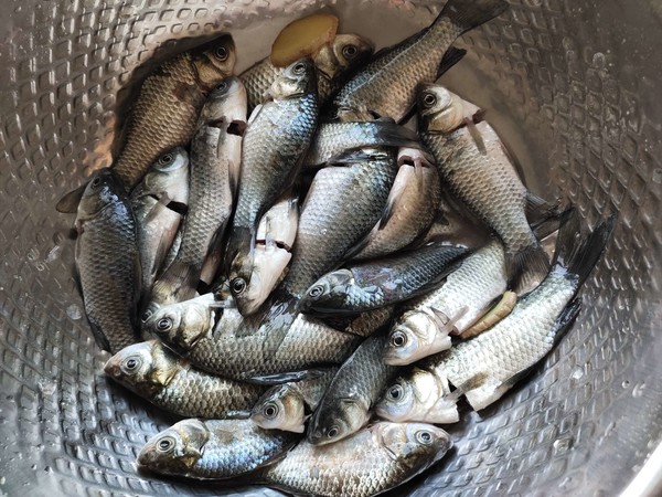 香酥鯽魚(yú)仔的做法-香辣味炸菜譜