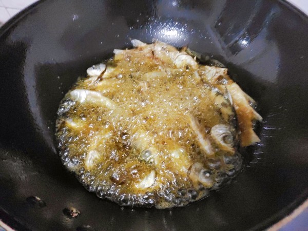 香酥鯽魚(yú)仔的做法-香辣味炸菜譜