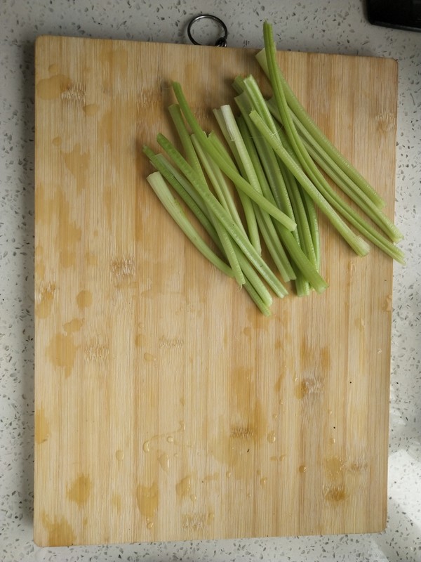 芹菜炒肉的做法-咸鮮味炒菜譜-易網(wǎng)<a href=http://www.jjkd2019.cn/ target=_blank class=infotextkey>健康養(yǎng)生</a>網(wǎng) 芹菜炒肉的做法-咸鮮味炒菜譜