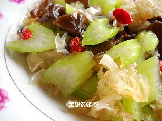 銀耳西芹枸杞子的做法-家常味炒菜譜-易網健康養生網 銀耳西芹枸杞子的做法-家常味炒菜譜