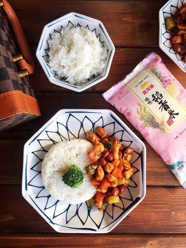 秒殺飯店的宮保雞丁蓋澆飯的做法-咸鮮味炒菜譜-易網(wǎng)健康養(yǎng)生網(wǎng) 秒殺飯店的宮保雞丁蓋澆飯的做法-咸鮮味炒菜譜