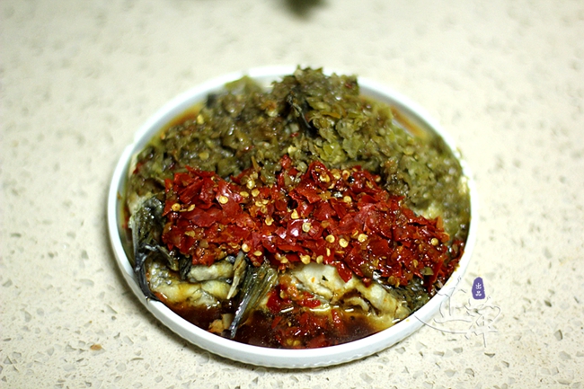 絕味雙椒蒸鱸魚的做法-香辣味蒸菜譜-易網(wǎng)健康養(yǎng)生網(wǎng) 絕味雙椒蒸鱸魚的做法-香辣味蒸菜譜