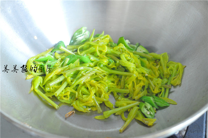 黃花菜炒雞蛋的做法-家常味炒菜譜-易網健康養生網 黃花菜炒雞蛋的做法-家常味炒菜譜