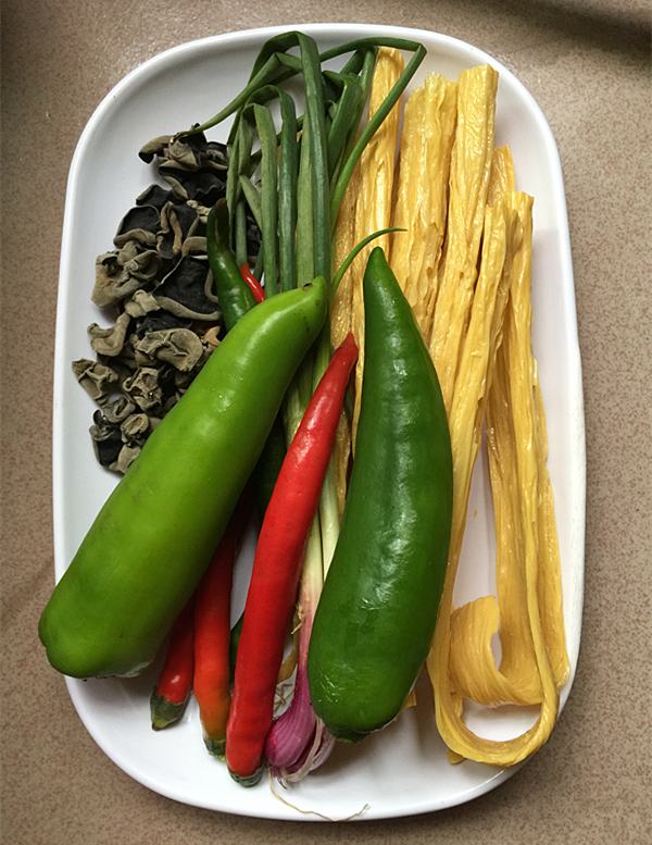 黑木耳炒腐竹的做法-香辣味炒菜譜-易網<a href=http://www.jjkd2019.cn/ target=_blank class=infotextkey>健康養生</a>網 黑木耳炒腐竹的做法-香辣味炒菜譜