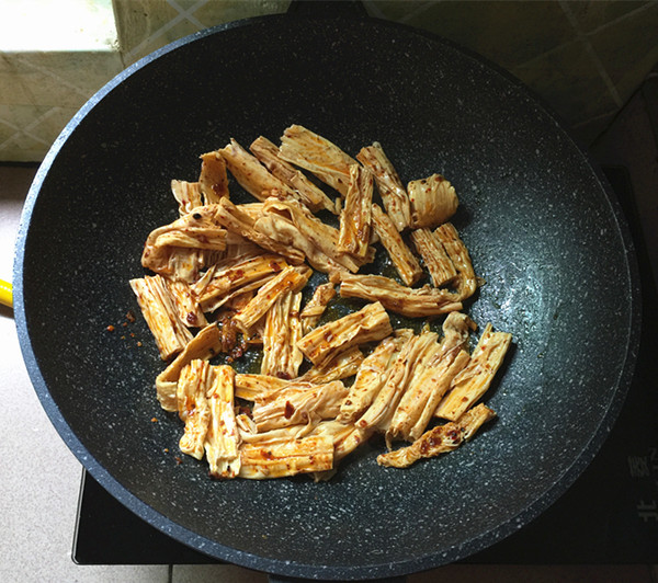 黑木耳炒腐竹的做法-香辣味炒菜譜-易網健康養生網 黑木耳炒腐竹的做法-香辣味炒菜譜