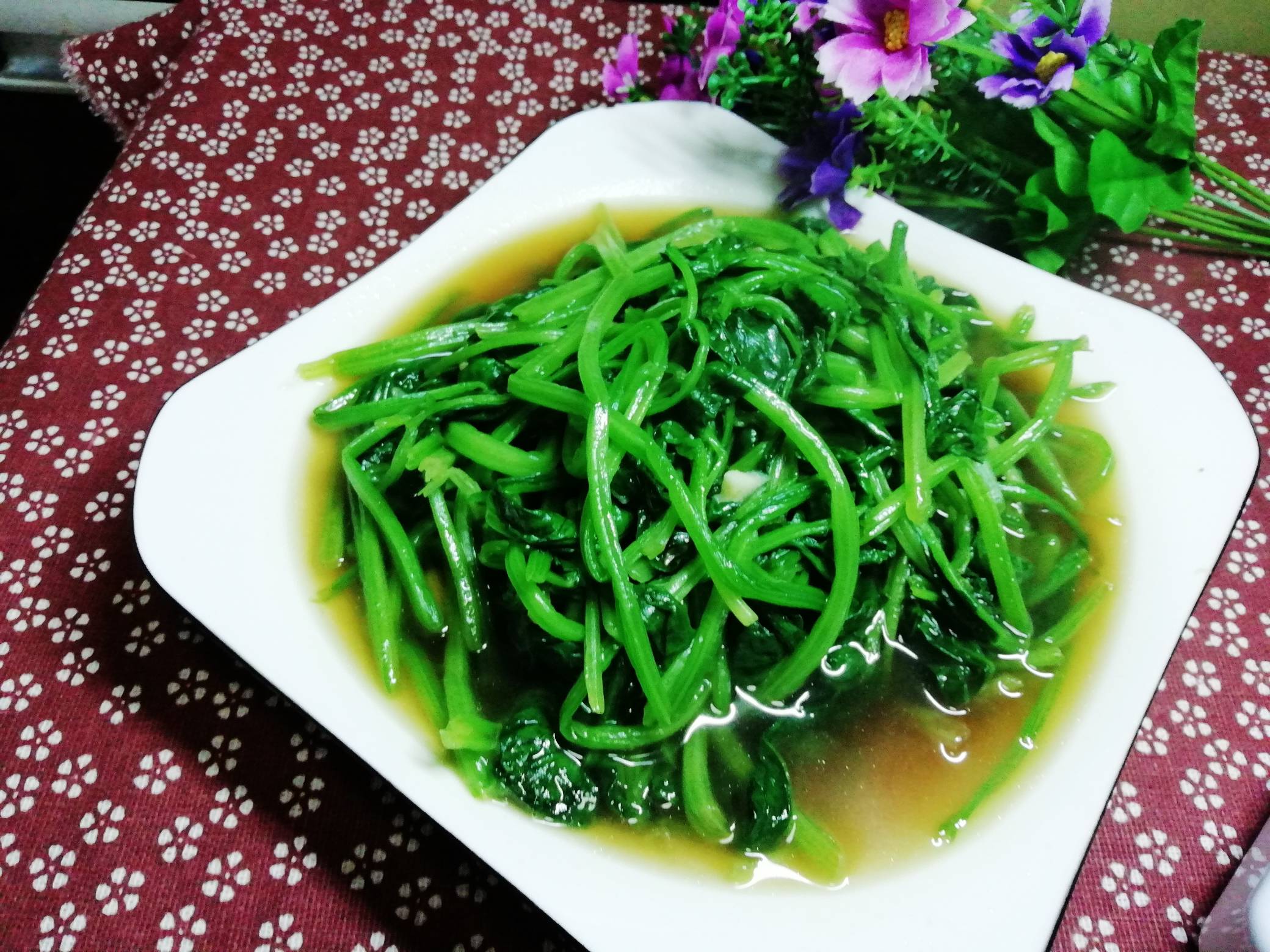蒜香小菠菜的做法-家常味炒菜譜-易網健康養生網 蒜香小菠菜的做法-家常味炒菜譜