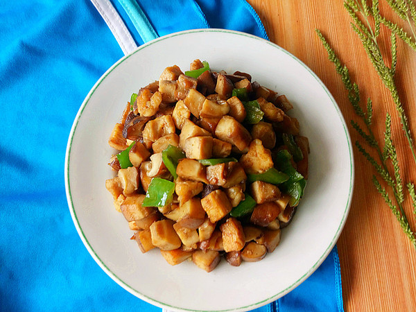 香菇雞丁的做法-家常味炒菜譜-易網(wǎng)健康養(yǎng)生網(wǎng) 香菇雞丁的做法-家常味炒菜譜