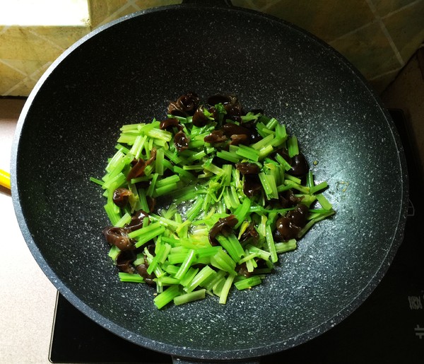 芹菜黑木耳炒雞蛋的做法-家常味炒菜譜-易網(wǎng)健康養(yǎng)生網(wǎng) 芹菜黑木耳炒雞蛋的做法-家常味炒菜譜