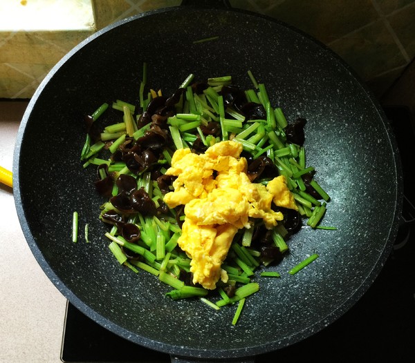 芹菜黑木耳炒雞蛋的做法-家常味炒菜譜-易網(wǎng)健康養(yǎng)生網(wǎng) 芹菜黑木耳炒雞蛋的做法-家常味炒菜譜