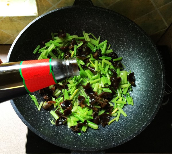 芹菜黑木耳炒雞蛋的做法-家常味炒菜譜-易網(wǎng)健康養(yǎng)生網(wǎng) 芹菜黑木耳炒雞蛋的做法-家常味炒菜譜