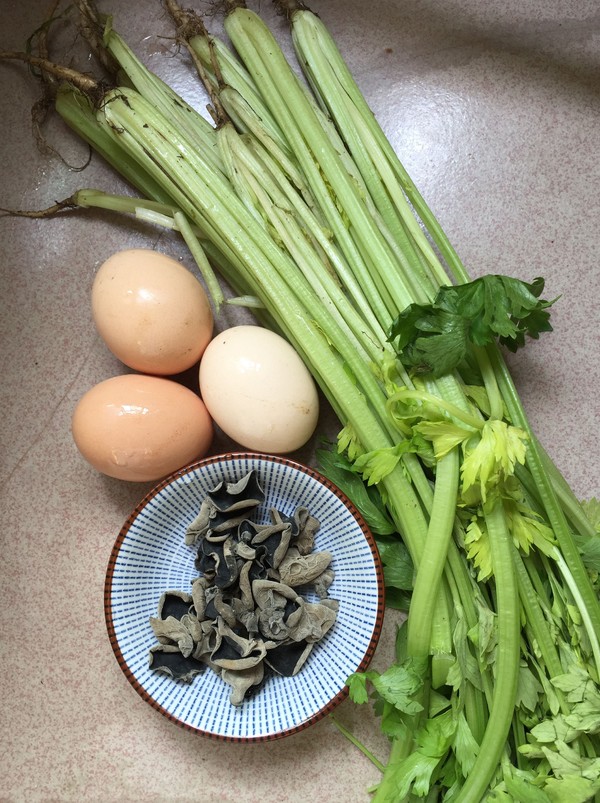 芹菜黑木耳炒雞蛋的做法-家常味炒菜譜-易網(wǎng)<a href=http://www.jjkd2019.cn/ target=_blank class=infotextkey>健康養(yǎng)生</a>網(wǎng) 芹菜黑木耳炒雞蛋的做法-家常味炒菜譜
