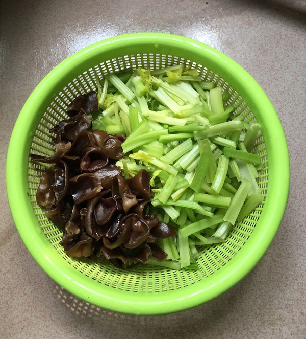 芹菜黑木耳炒雞蛋的做法-家常味炒菜譜-易網(wǎng)健康養(yǎng)生網(wǎng) 芹菜黑木耳炒雞蛋的做法-家常味炒菜譜